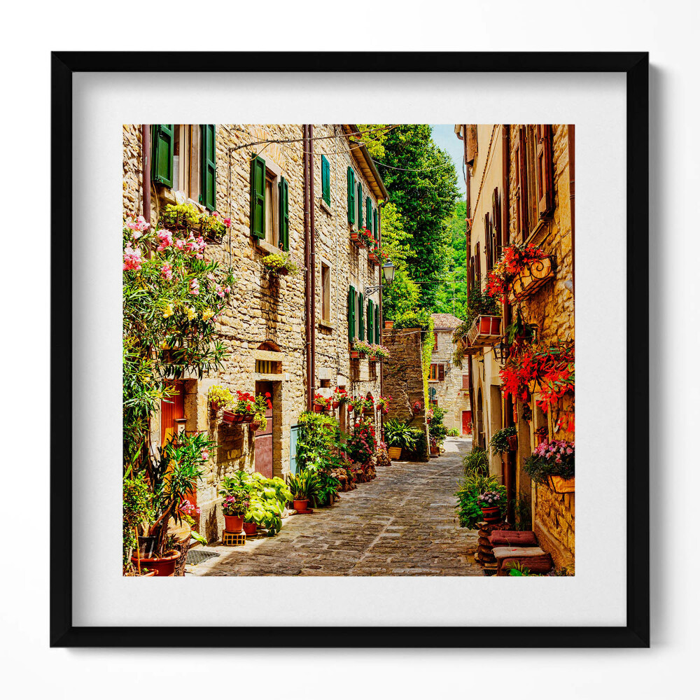 Keretezett falikép Szűk virágokkal díszített utcácska