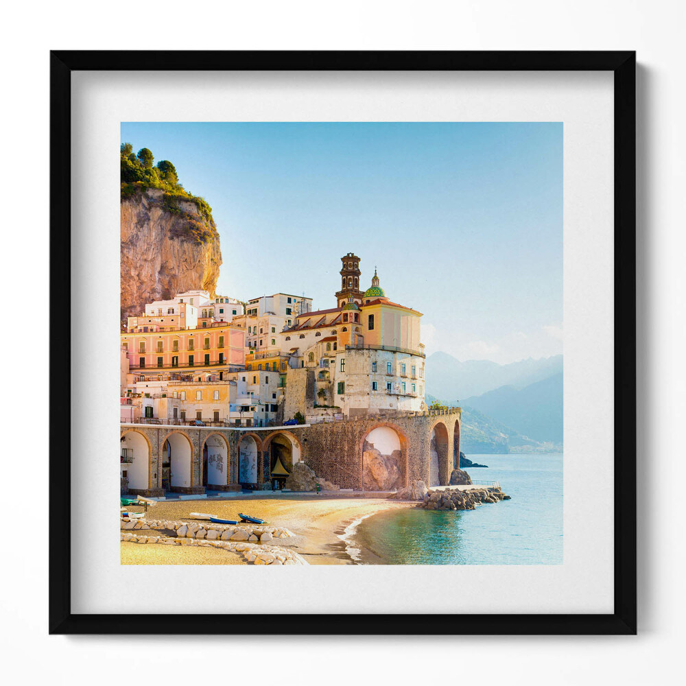 Keretezett falikép Tengerparti város hegyekkel