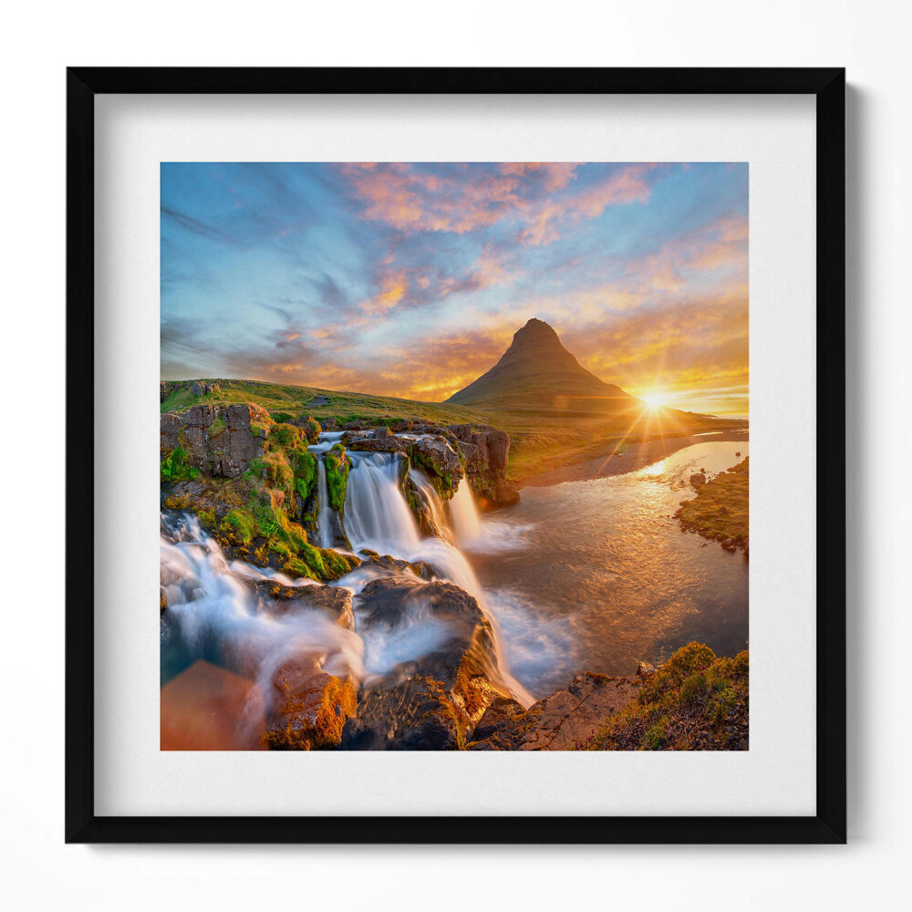 Keretezett falikép Vízesés és hegycsúcs naplementében