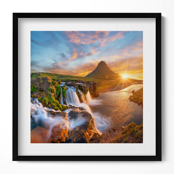 Keretezett falikép Vízesés és hegycsúcs naplementében
