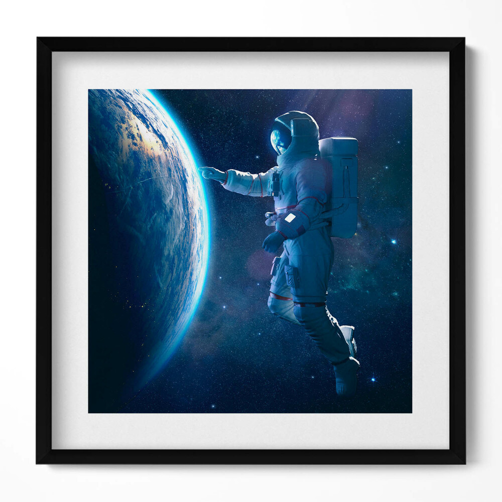Keretezett falikép Űrhajós az űrben Föld felé nyúlva