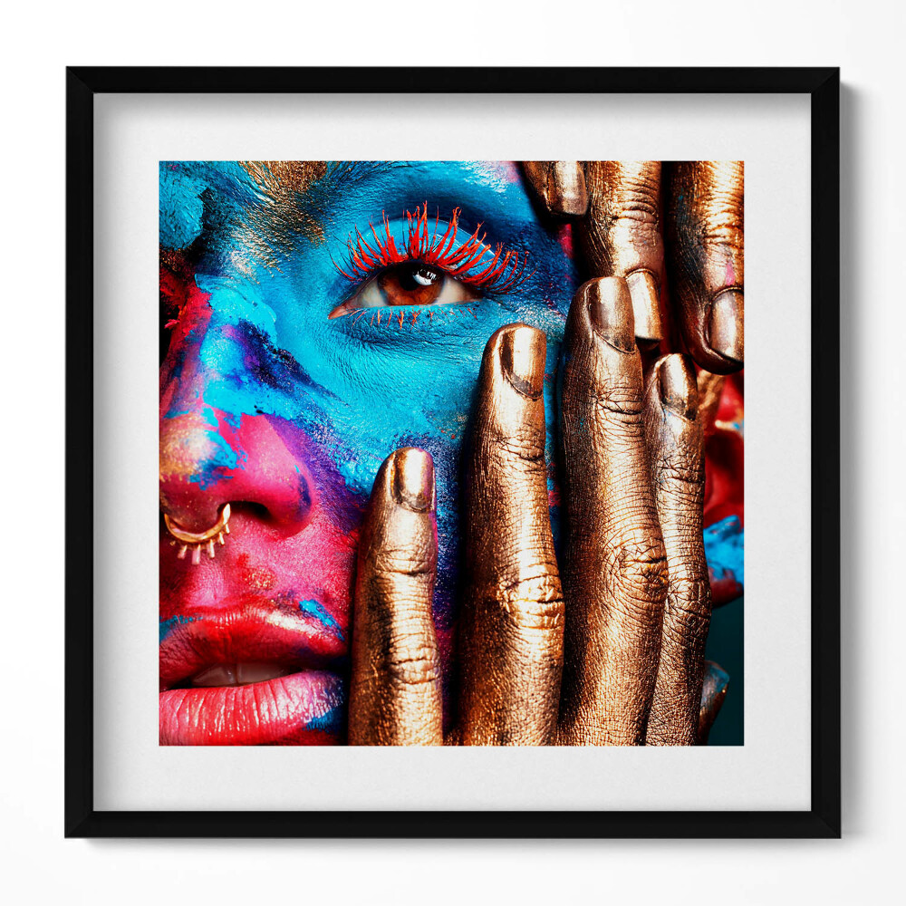 Keretezett falikép Színes arcfestés és arany kezek