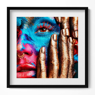 Keretezett falikép Színes arcfestés és arany kezek