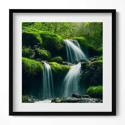 Keretezett falikép Zöldellő vízesés erdőben