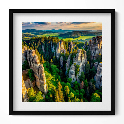 Keretezett falikép Sziklás táj zöld erdővel