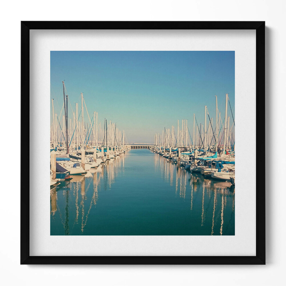 Keretezett falikép Hajók a kikötőben tükörsima víz