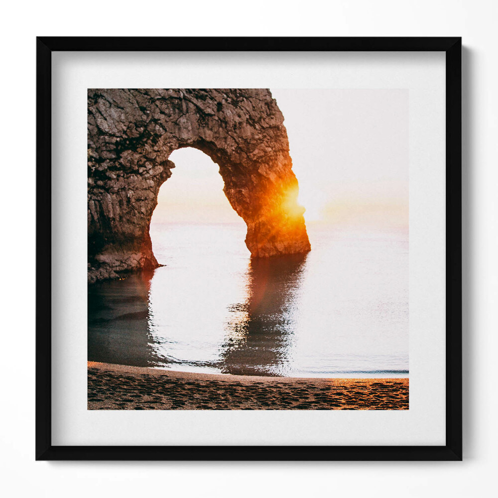 Keretezett falikép Tengerparti sziklaív naplementében