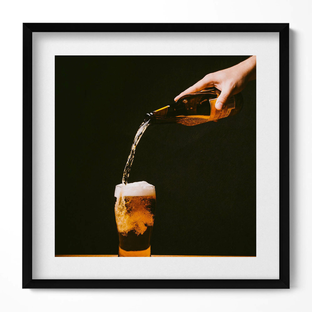 Keretezett falikép Öntött sör habos pohárba