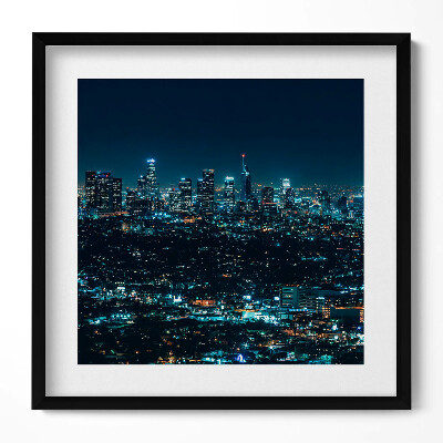 Keretezett falikép Los Angeles éjszakai városképe
