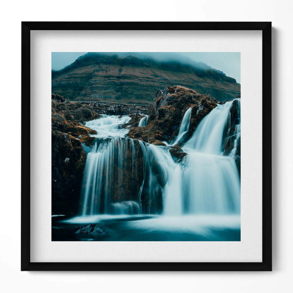 Keretezett falikép Vízesés hegyekkel a háttérben