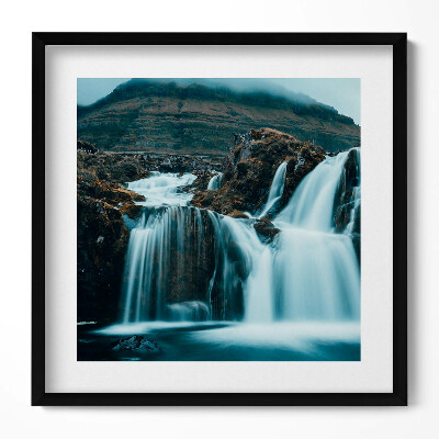 Keretezett falikép Vízesés hegyekkel a háttérben