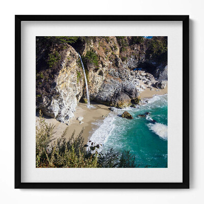 Keretezett falikép Tengerparti vízesés és sziklák