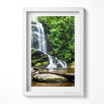 Keretezett kép Zöldellő vízesés és sziklák