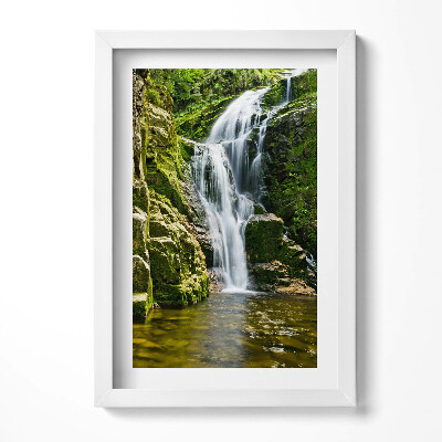 Keretezett kép Zöldellő vízesés sziklák között