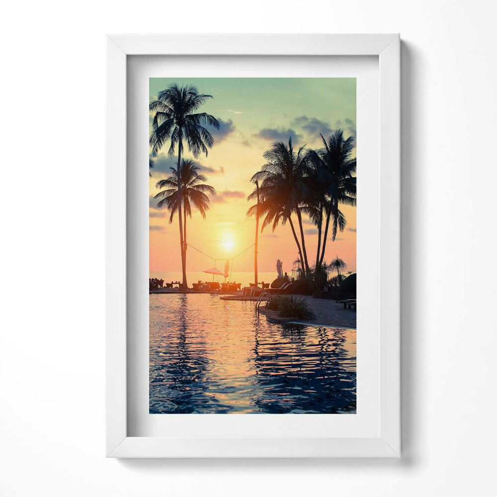 Keretezett kép Naplemente pálmafákkal és vízparttal