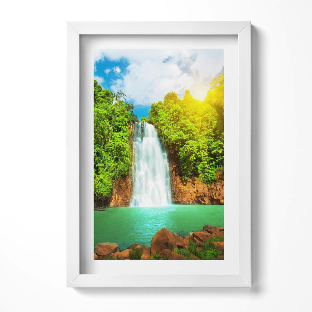 Keretezett kép Vízfallal körülvett zöld táj