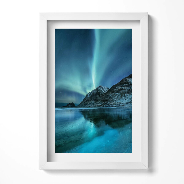 Keretezett kép Északi fény a hegyek felett