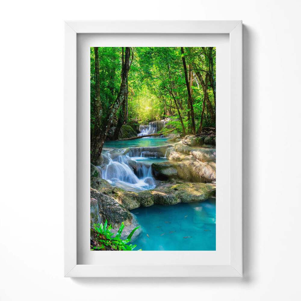 Keretezett kép Zöld erdő vízesés nyugodt tó