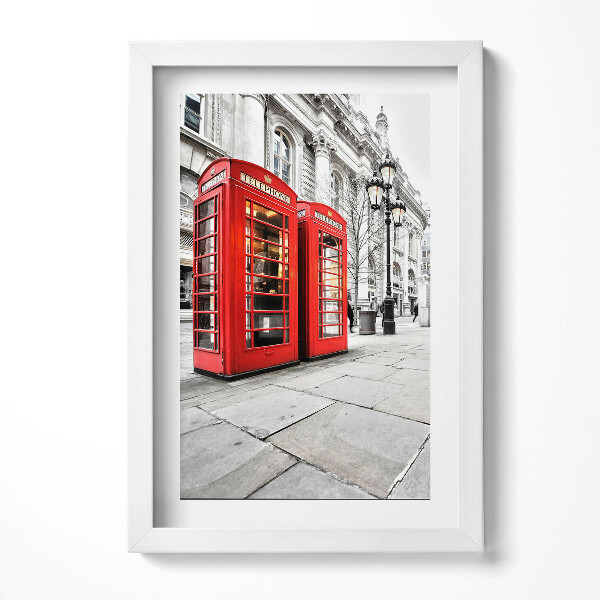 Keretezett kép Piros telefonfülkék városi környezetben