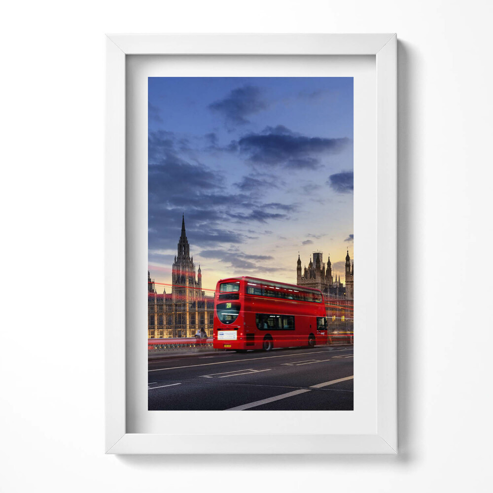 Keretezett kép Piros busz a városban