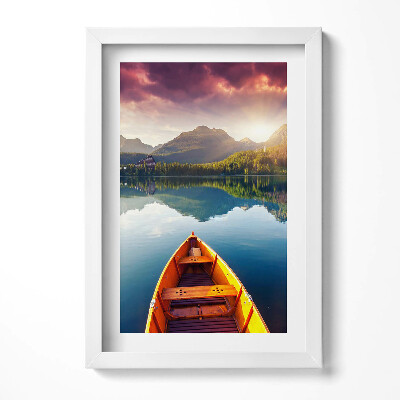 Keretezett kép Hajó a tóparton hegyekkel