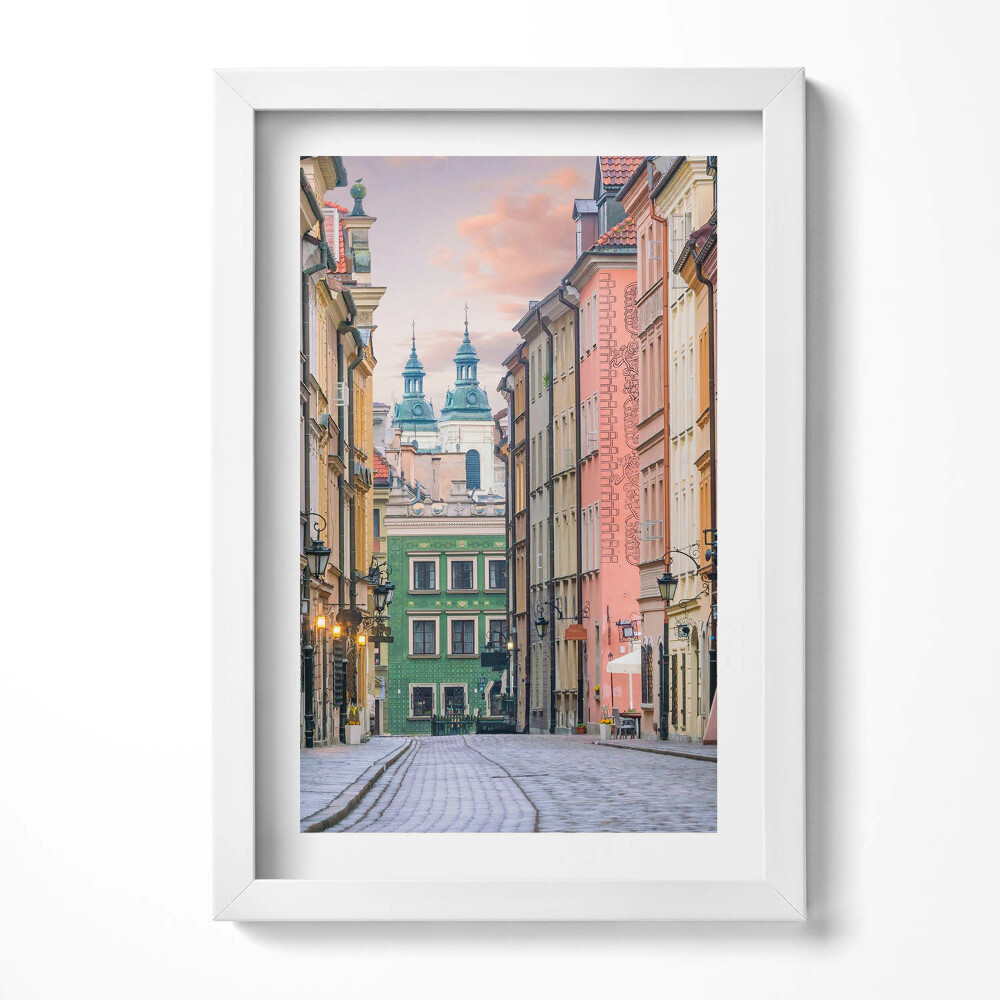 Keretezett kép Színes városi utca templomtorony