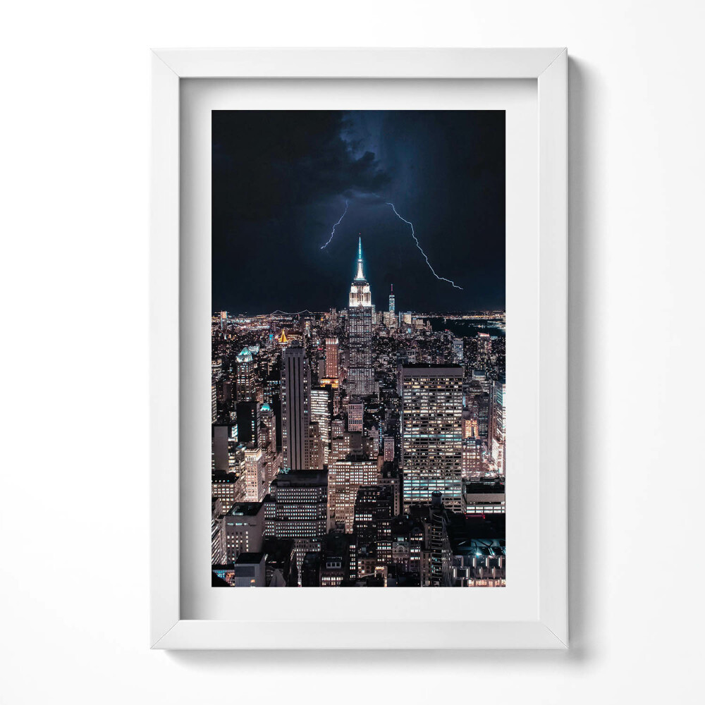 Keretezett kép New York éjszakai látképe villámokkal