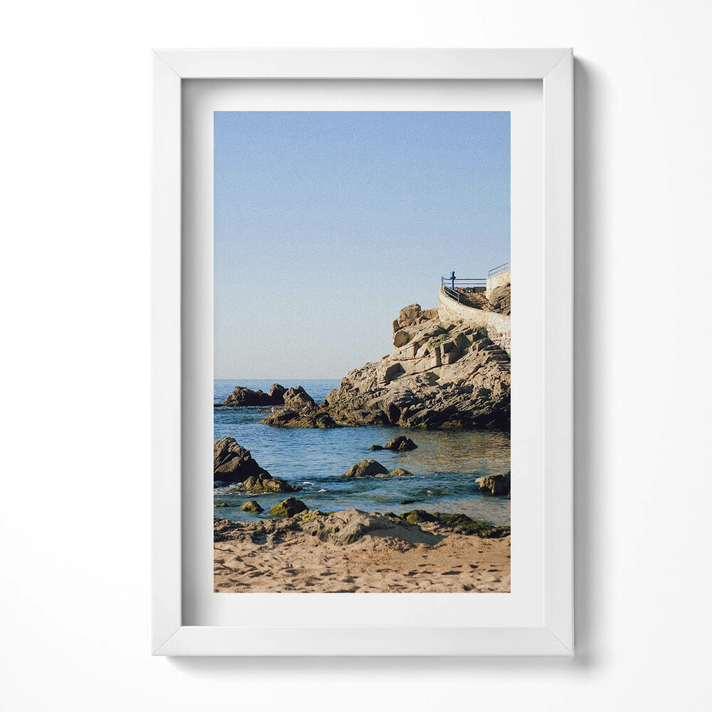 Keretezett kép Tengerparti sziklákkal és kék vízzel