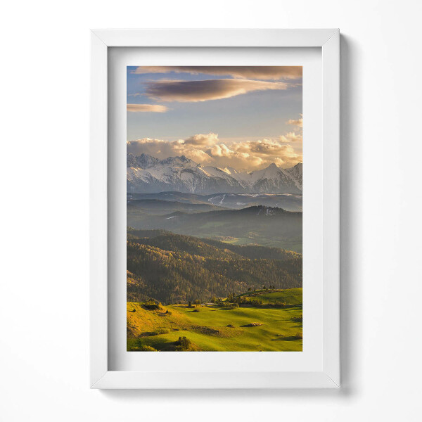 Keretezett kép Hegyek és zöld dombok tája