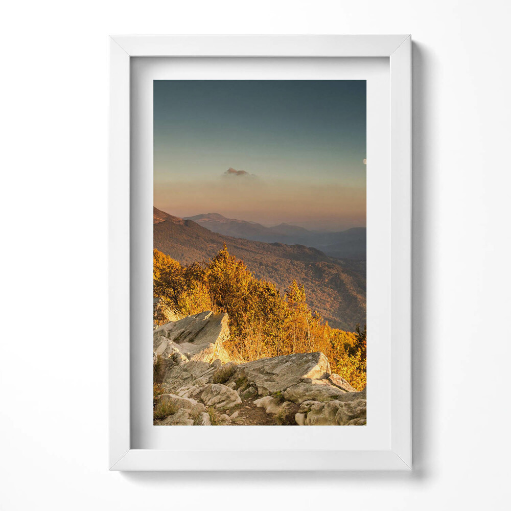 Keretezett kép Hegyek naplementében sziklák között