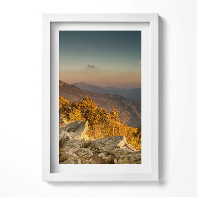 Keretezett kép Hegyek naplementében sziklák között