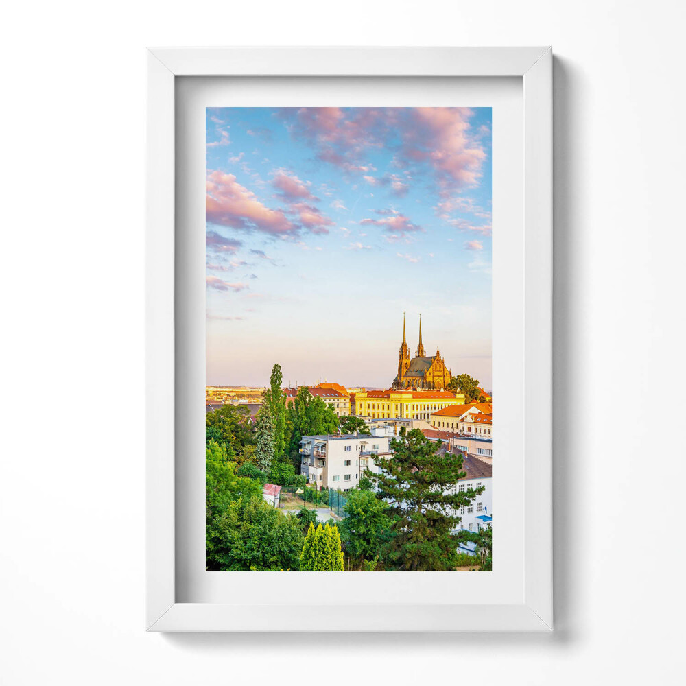 Keretezett kép Városkép templommal és felhőkkel