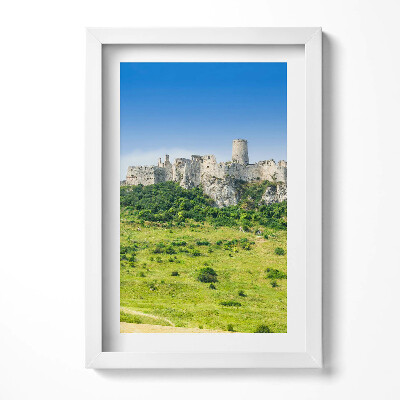 Keretezett kép Várhegy zöld dombon