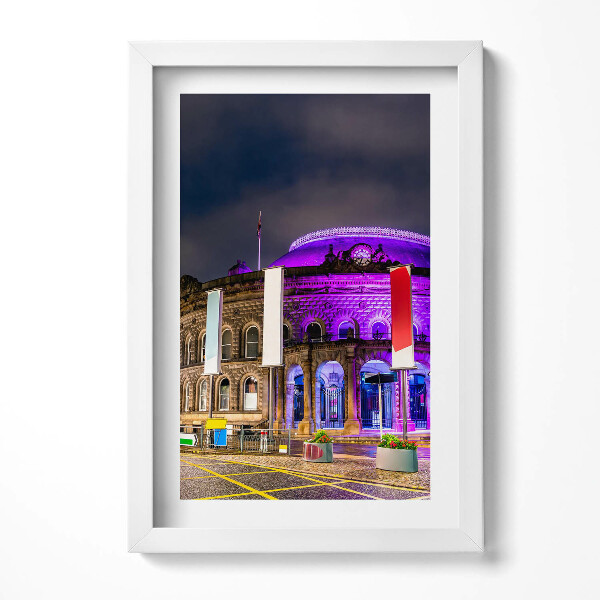 Keretezett kép Modern épület éjszakai világításban