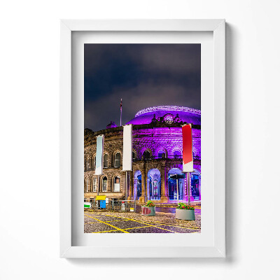 Keretezett kép Modern épület éjszakai világításban