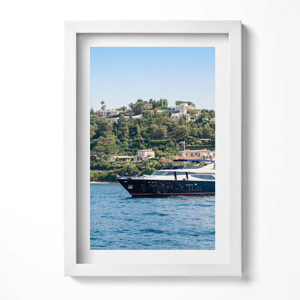 Keretezett kép Jacht a tengerparti táj előtt
