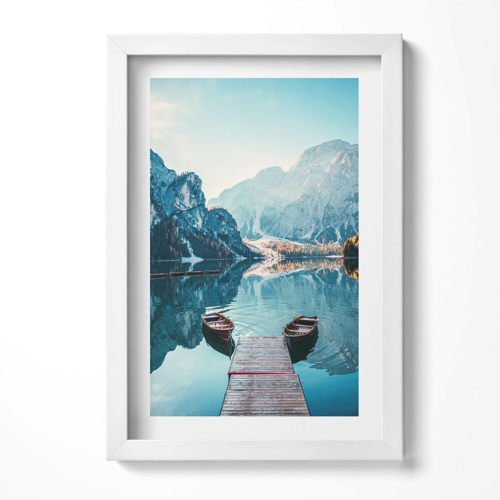 Keretezett kép Tó hegyek csónakok híd