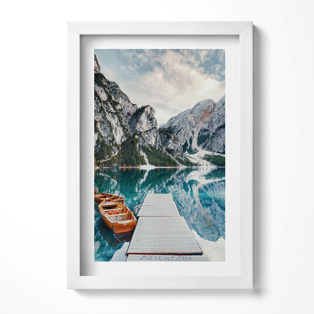 Keretezett kép Tó hegyek csónakok híd