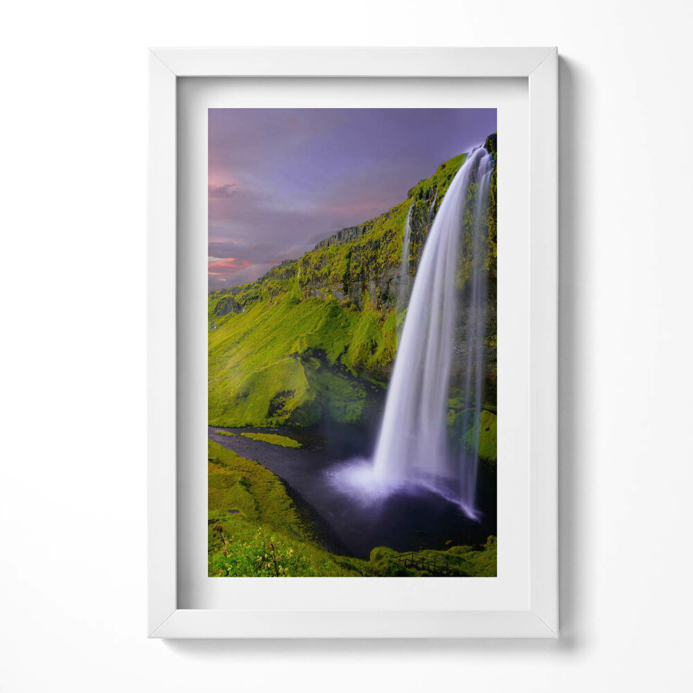 Keretezett kép Zöld dombok és vízesés