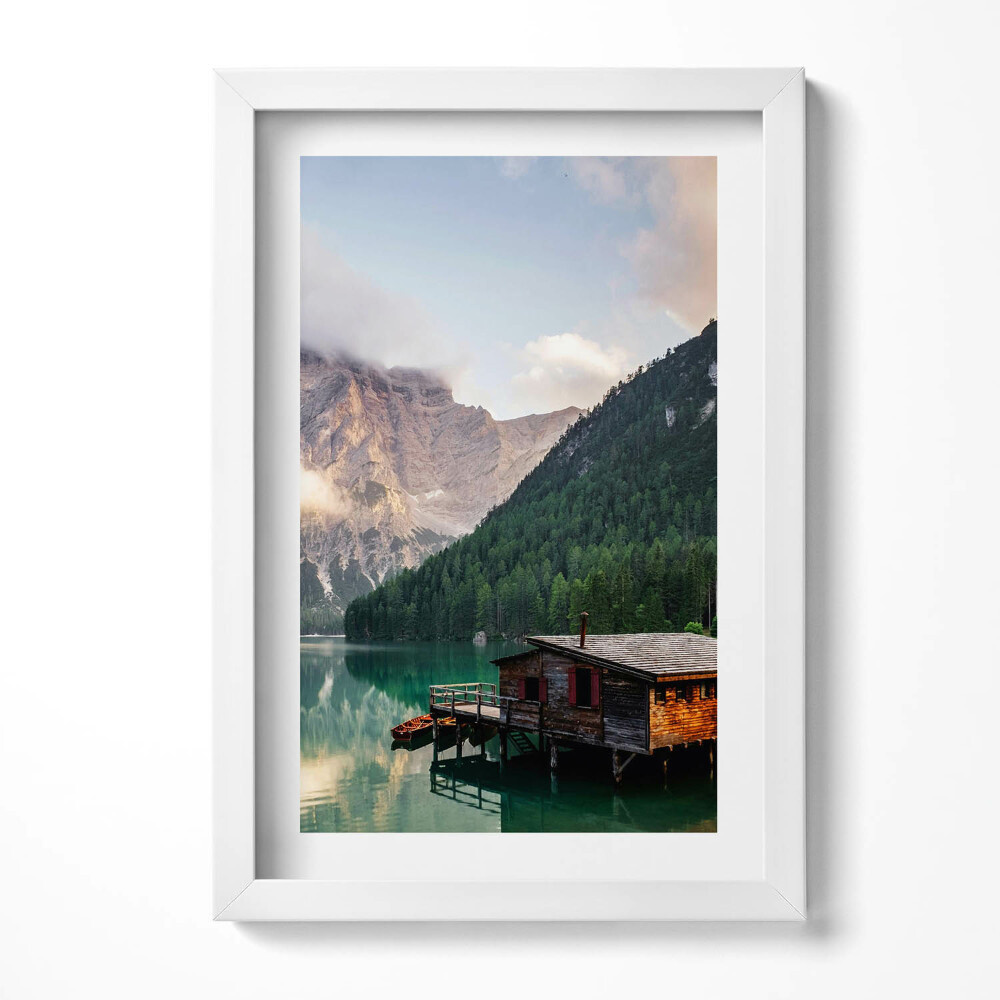 Keretezett kép Tóparti faház hegyekkel