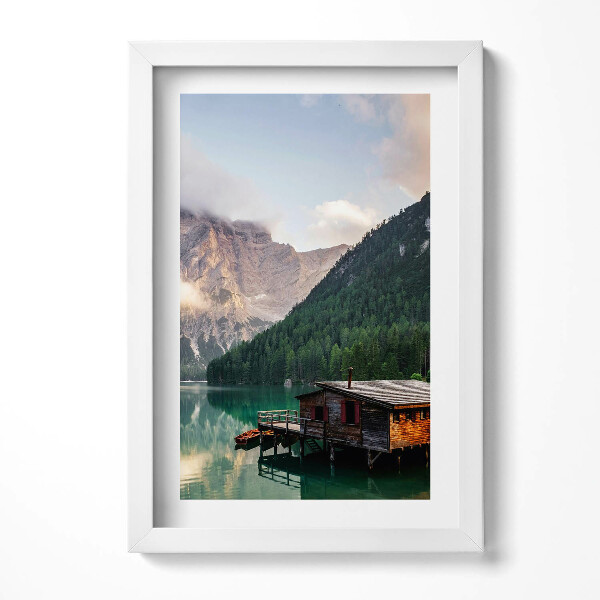 Keretezett kép Tóparti faház hegyekkel