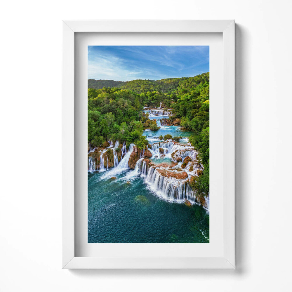 Keretezett kép Vízesés zöld környezetben