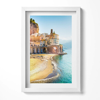 Keretezett kép Tengerparti város hegyekkel