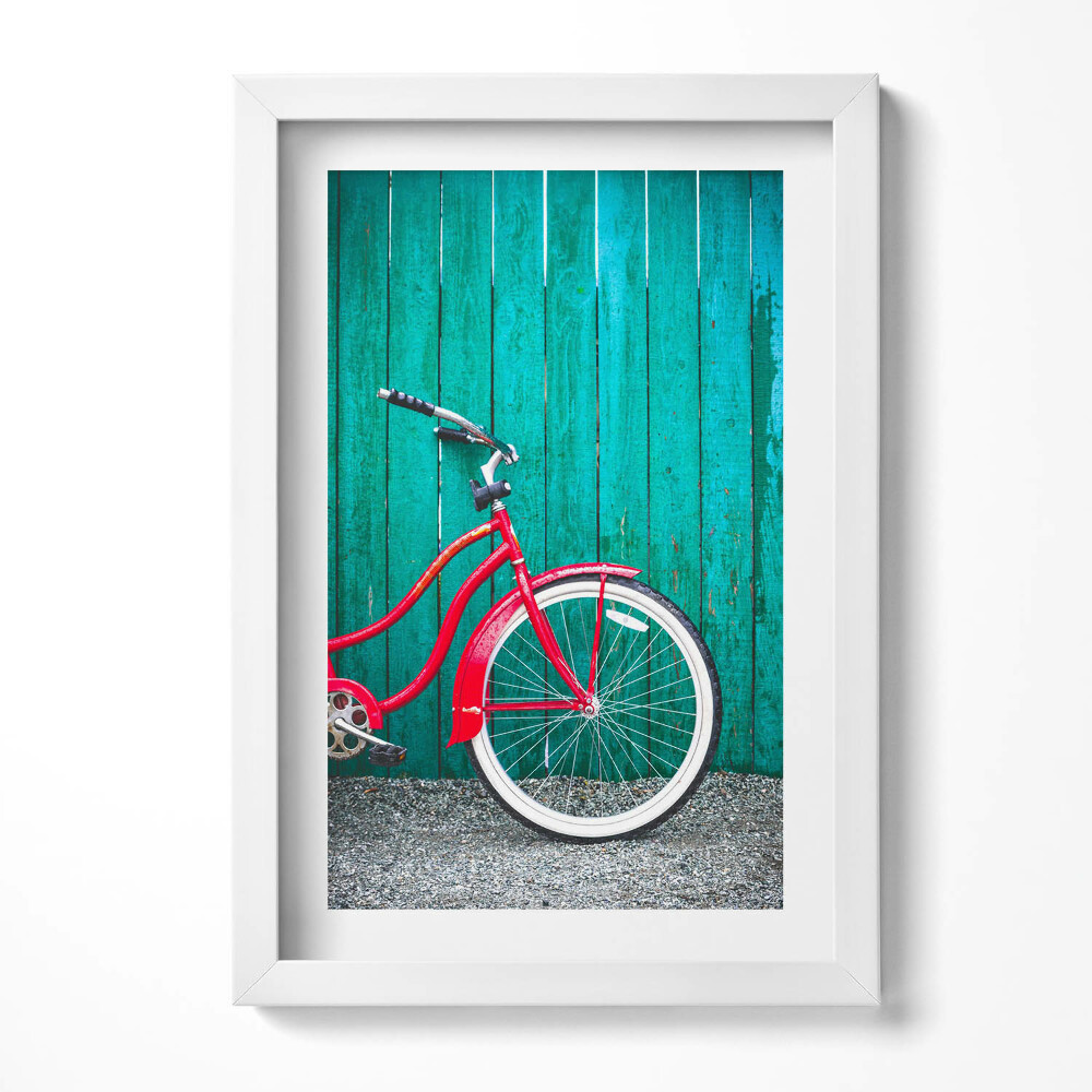 Keretezett kép Piros kerékpár zöld háttér előtt