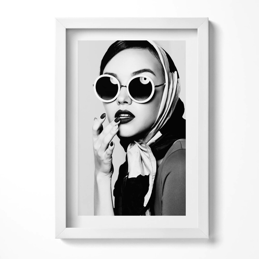Keretezett kép Stílusos nő napszemüvegben
