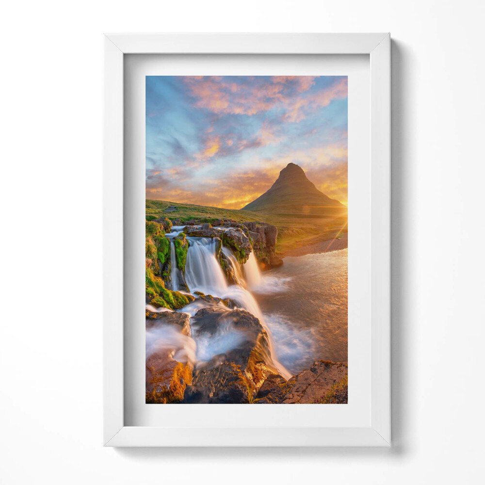 Keretezett kép Vízesés és hegycsúcs naplementében