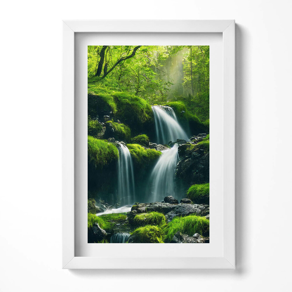 Keretezett kép Zöldellő vízesés erdőben