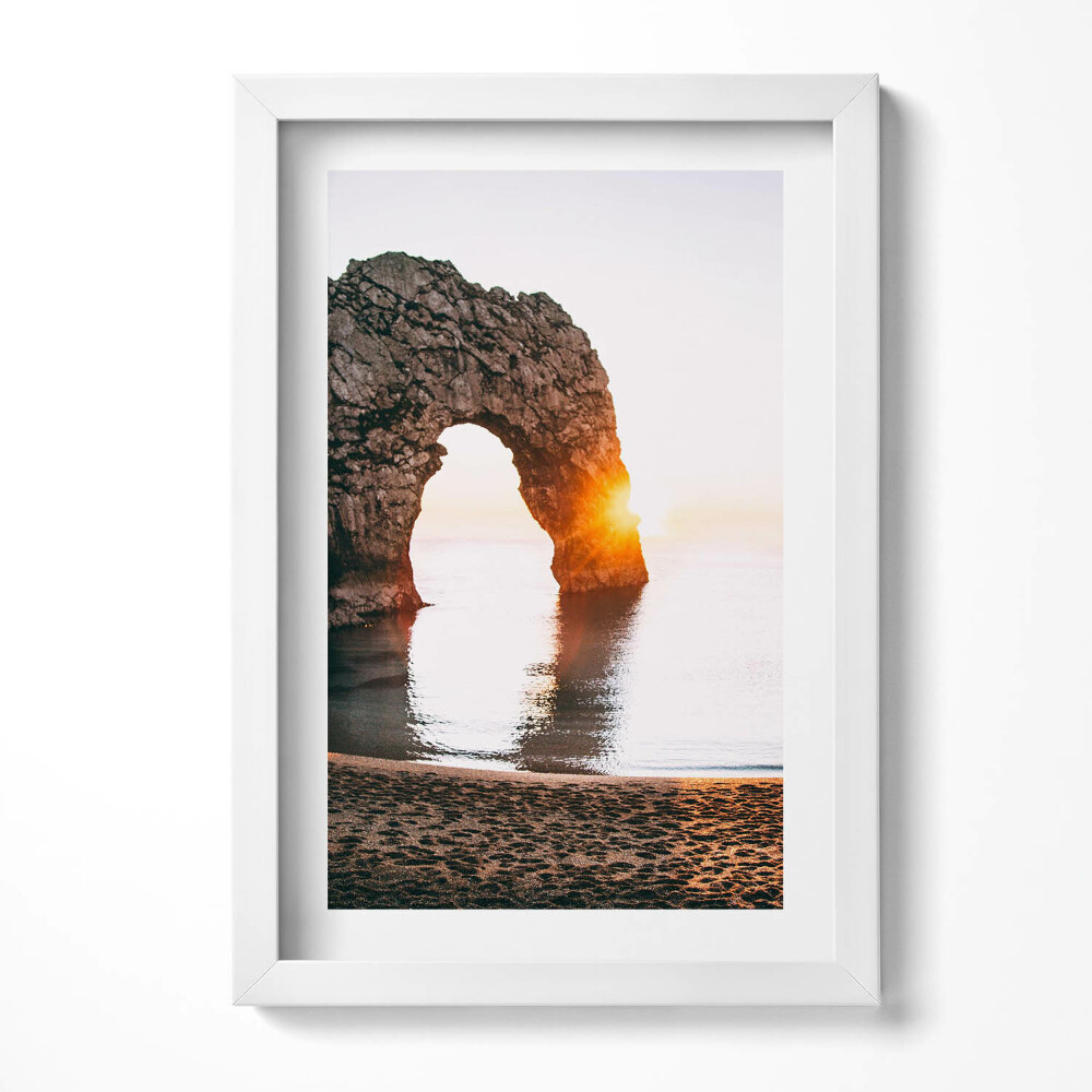 Keretezett kép Tengerparti sziklaív naplementében