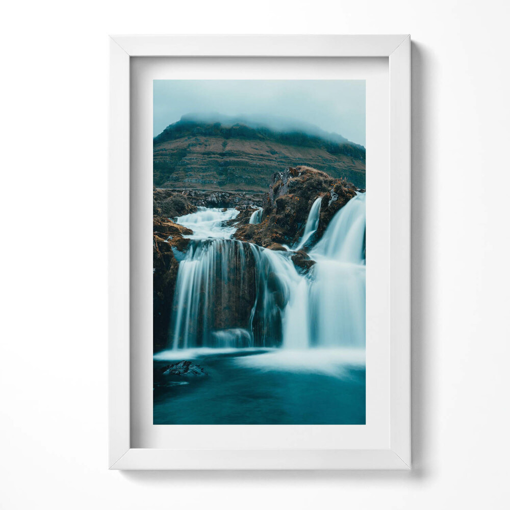 Keretezett kép Vízesés hegyekkel a háttérben