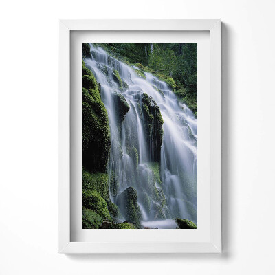 Keretezett kép Zöldellő vízesés és sziklák